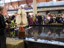 A na vodě za plachetnicí