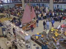 Výstavní hale dominovala skutečná plachetnice.