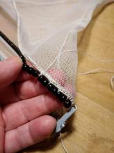 Přišívání spodní strany sítě k roli sítě (ke korálkům na řetízku)