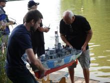 Hedingham Castle potřebuje pro přenos dva muže